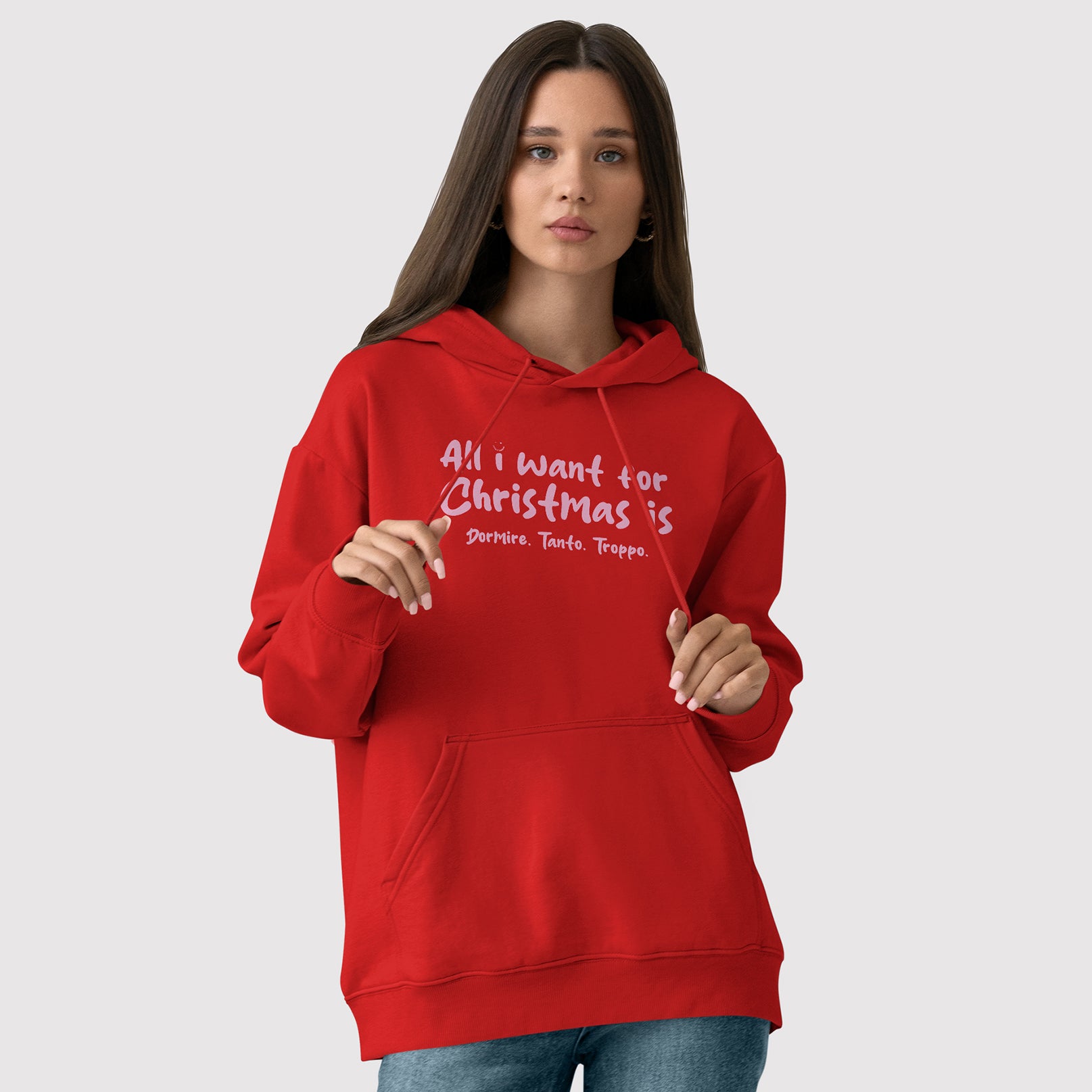 Fronte felpa donna rossa con cappuccio in cotone organico e scritta rosa “All i want for Christmas is Dormire tanto troppo” Totally Random