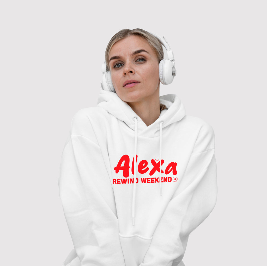Fronte felpa donna bianca in cotone organico con cappuccio e scritta rossa “Alexa rewind weekend” Totally Random
