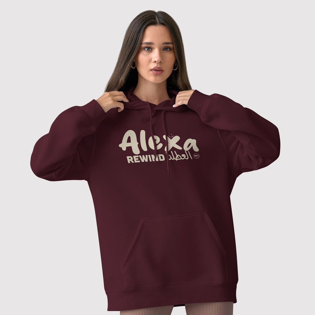 Fronte felpa donna bordeaux con cappuccio in cotone organico e scritta bianca “Alexa rewind العطلة” Totally Random