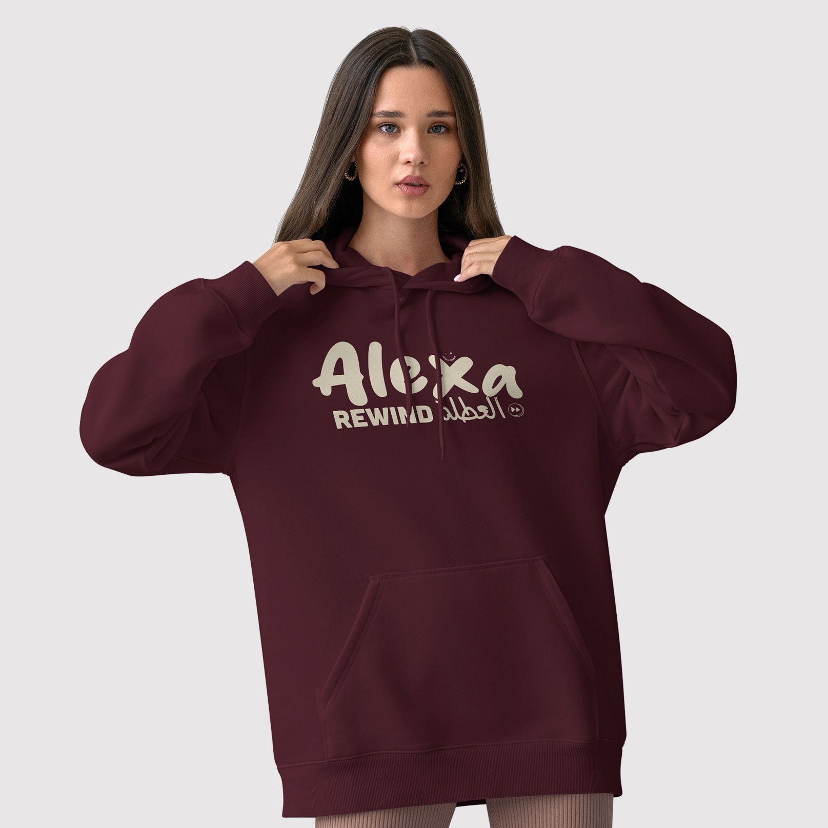 Fronte felpa donna bordeaux con cappuccio in cotone organico e scritta bianca “Alexa rewind العطلة” Totally Random