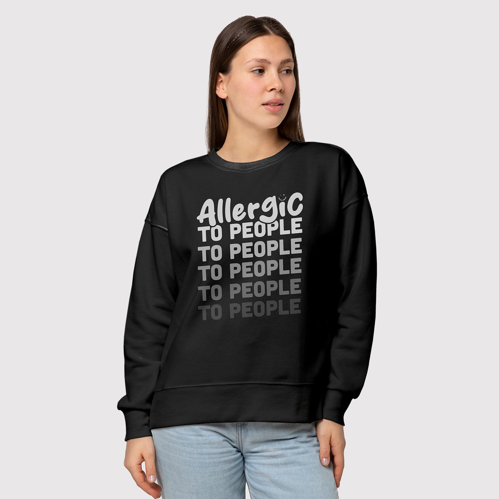 Fronte felpa donna nera felpata internamente in cotone organico con girocollo e scritta bianca “Allergic to people” Totally Random