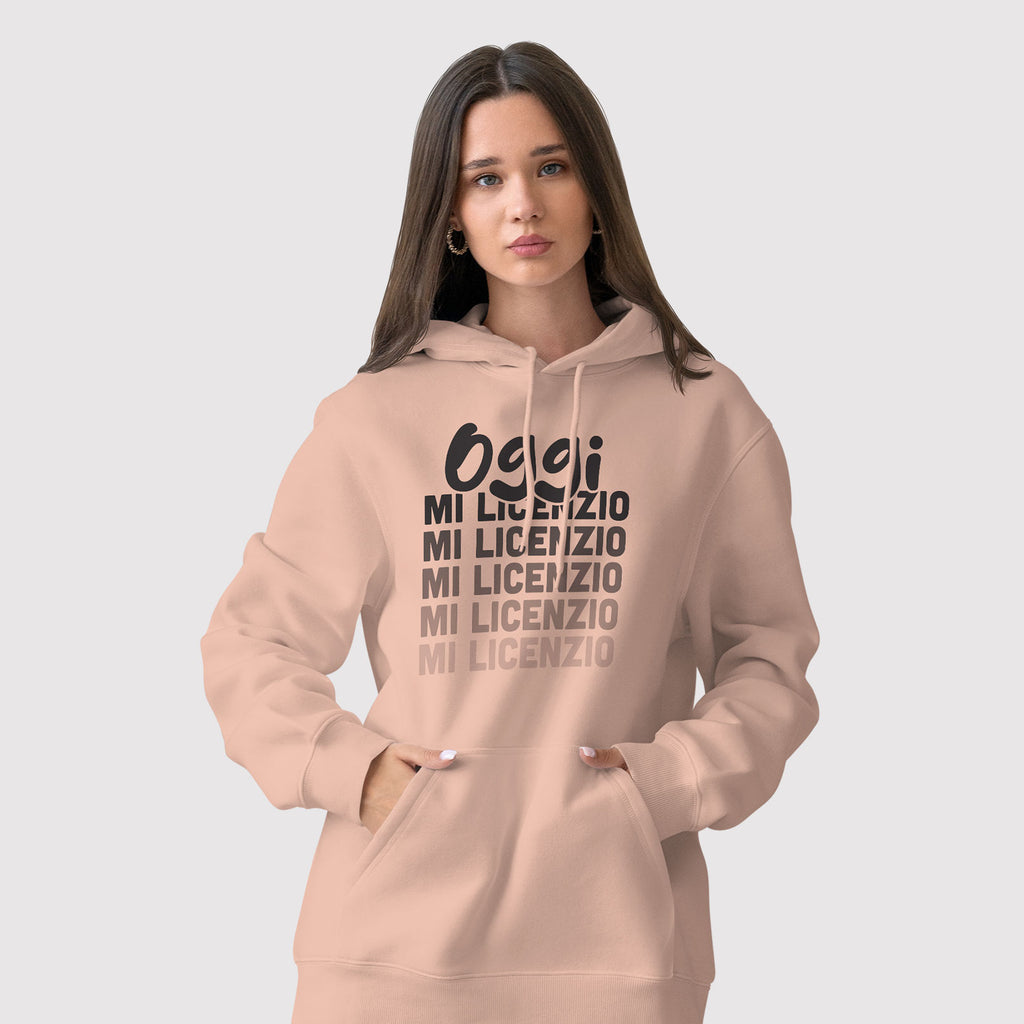 Fronte felpa donna rosa con cappuccio in cotone organico e scritta nera “Oggi mi licenzio” Totally Random