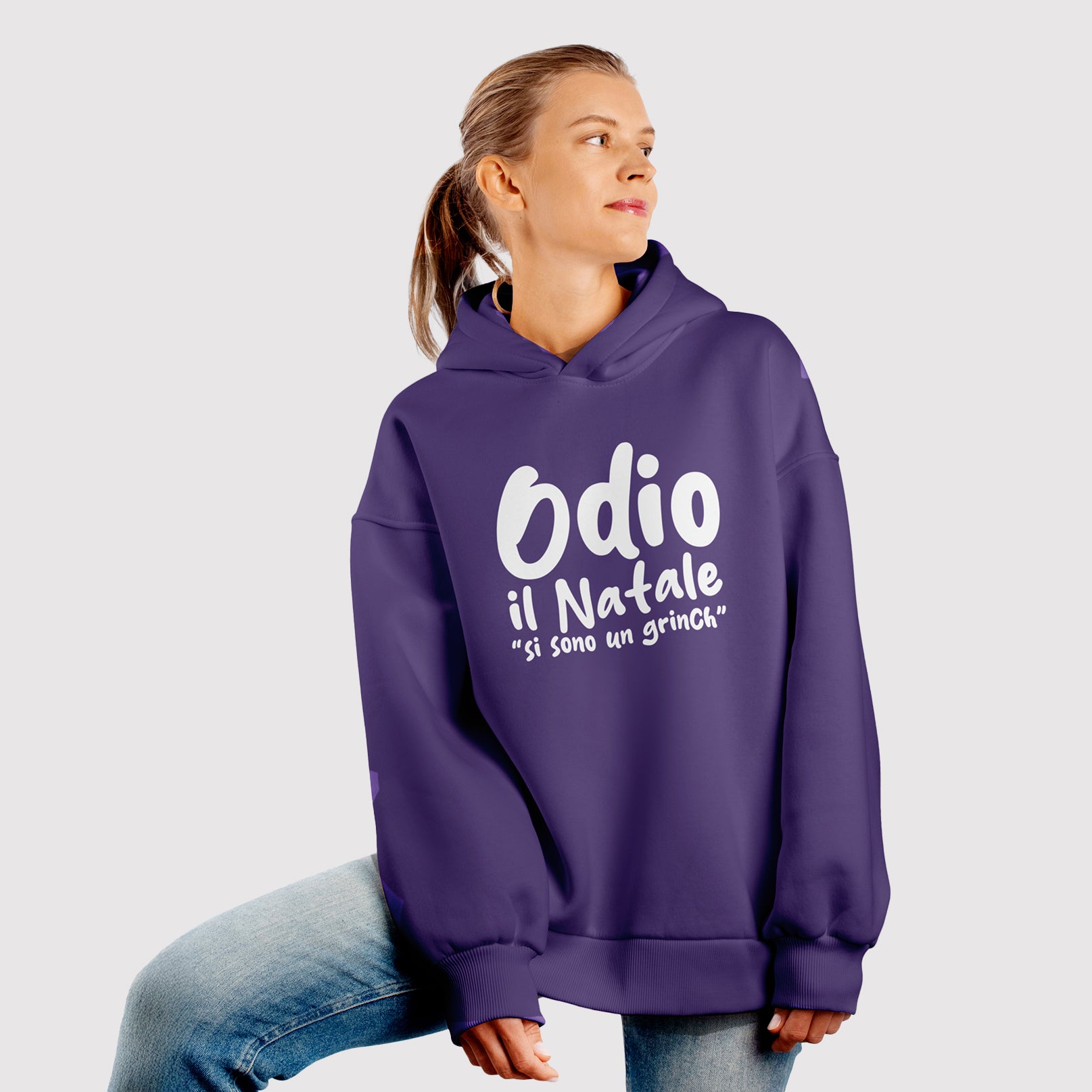 Fronte felpa donna viola con cappuccio in cotone organico e scritta bianca “Odio il Natale si sono un Grinch” Totally Random