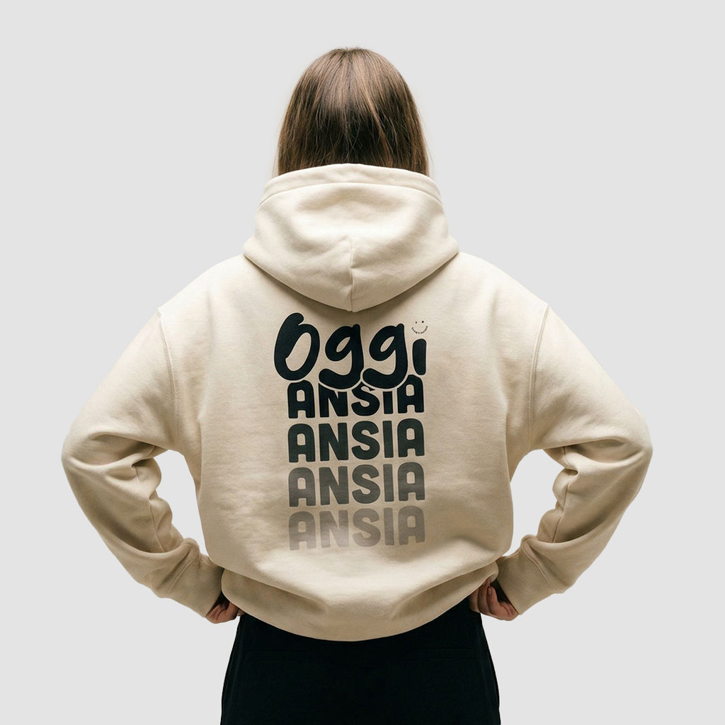 ragazza indossa felpa unisex beige con cappuccio e scritta nera in italiano sulla schiena oggi ansia - Totally Random®