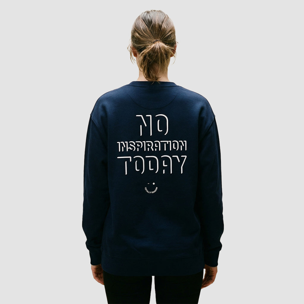 ragazza indossa felpa unisex girocollo blu navy con scritta bianca in inglese sulla schiena no inspiration today - Totally Random®