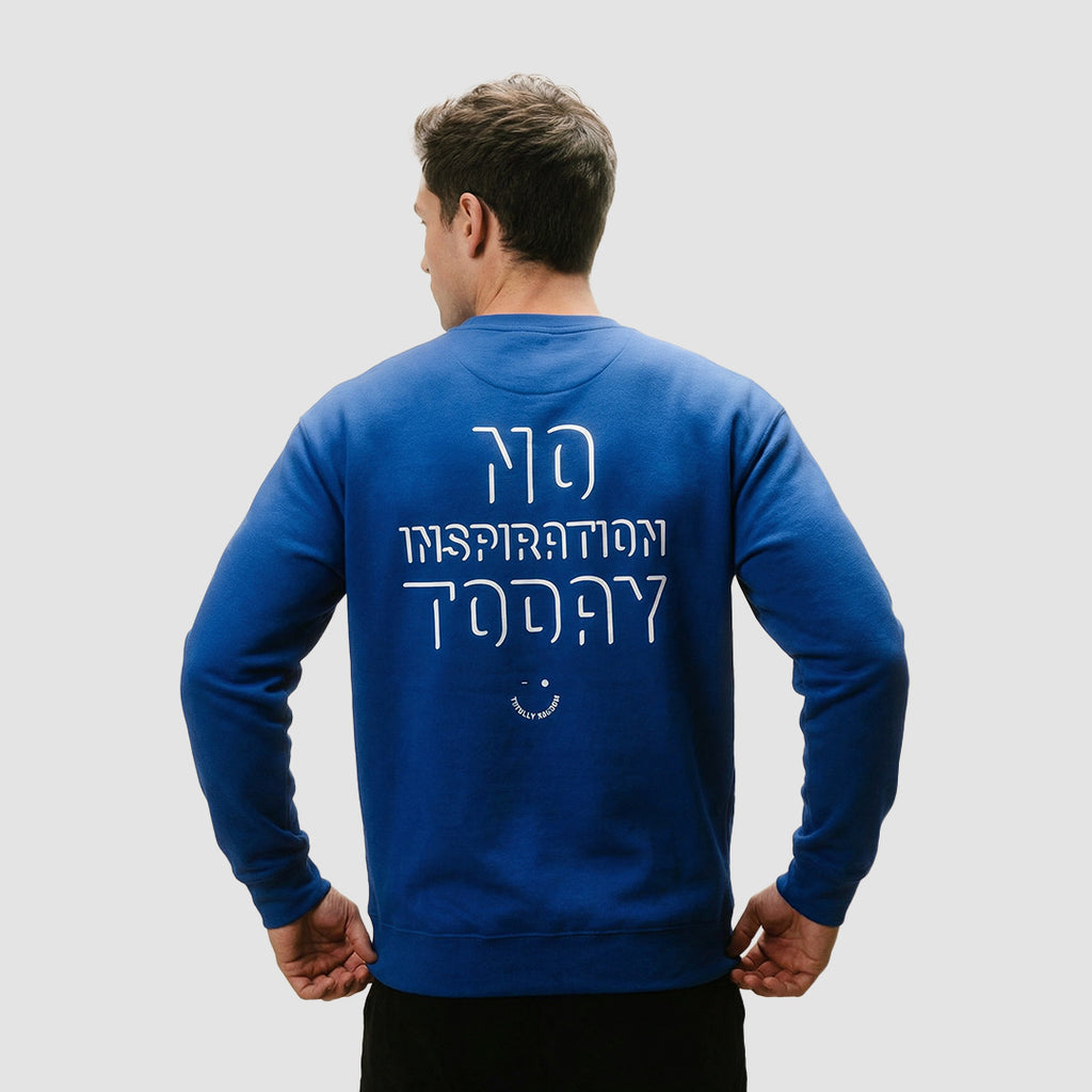 ragazzo indossa felpa unisex girocollo blu con scritta bianca in inglese sulla schiena no inspiration today - Totally Random®