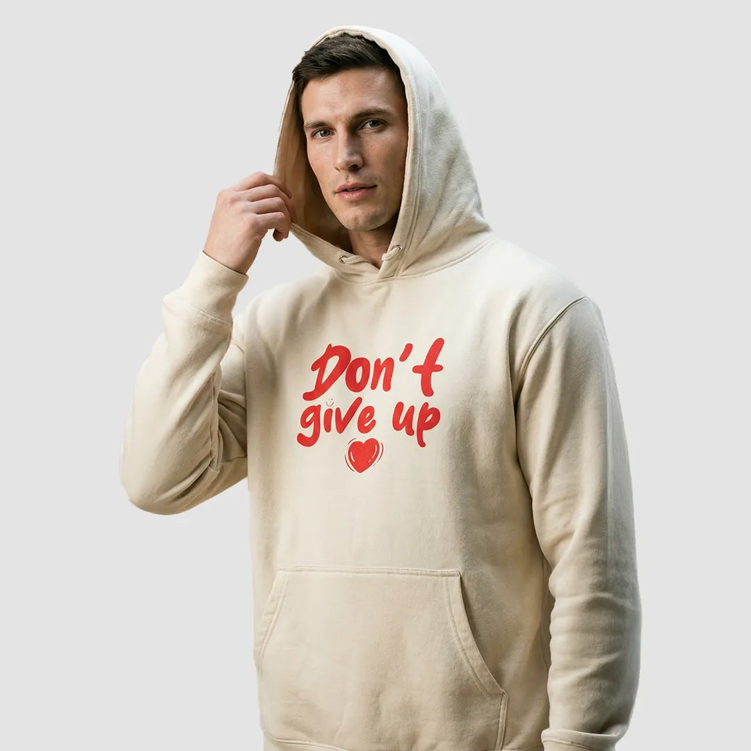 uomo indossa felpa unisex beige con cappuccio e scritta rossa in inglese don't give up - Totally Random®