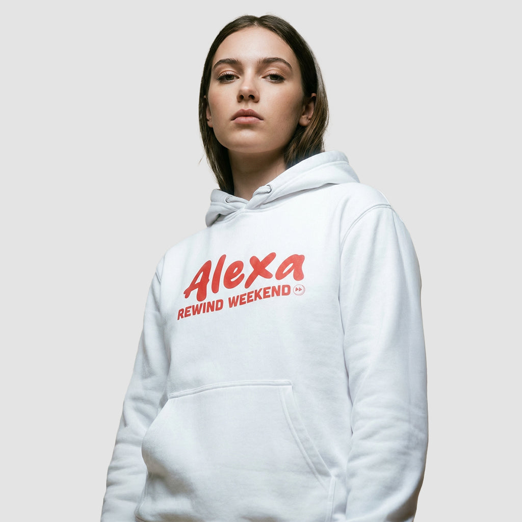 ragazza indossa felpa unisex bianca con cappuccio e scritta rossa alexa rewind weekend - Totally Random®
