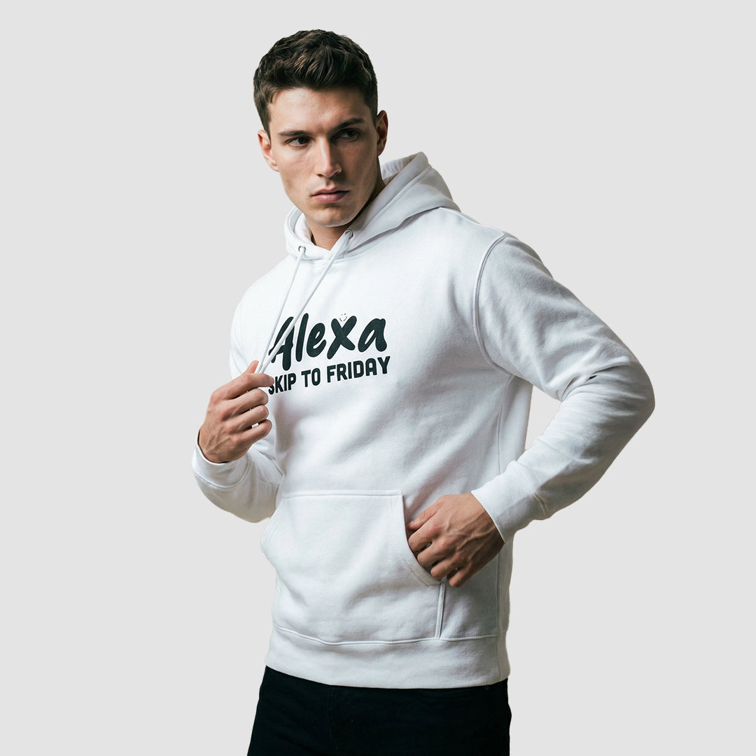 uomo indossa felpa unisex bianca con cappuccio e scritta nera alexa skip to friday - Totally Random®