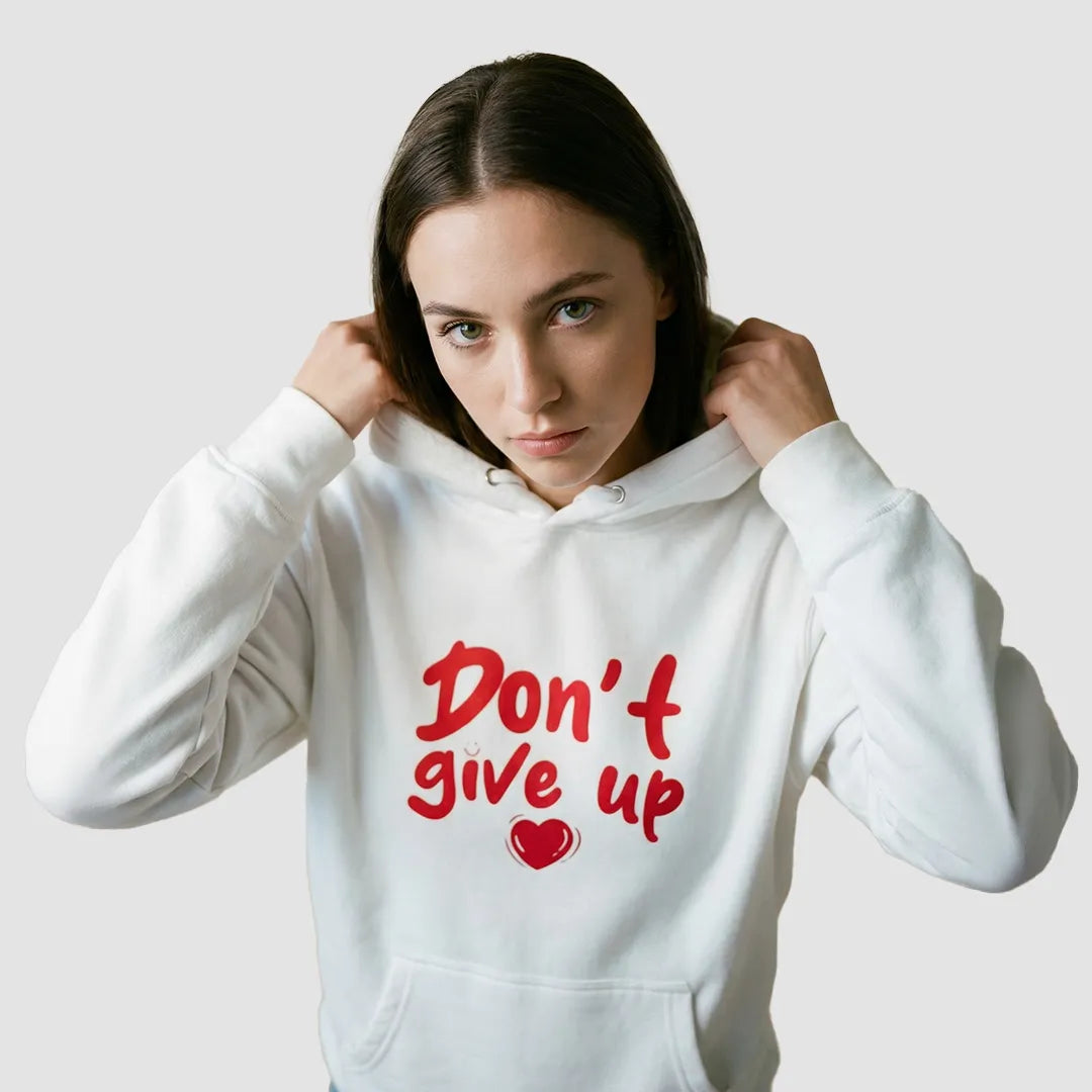 ragazza indossa felpa unisex bianca con cappuccio e scritta rossa in inglese don't give up - Totally Random®
