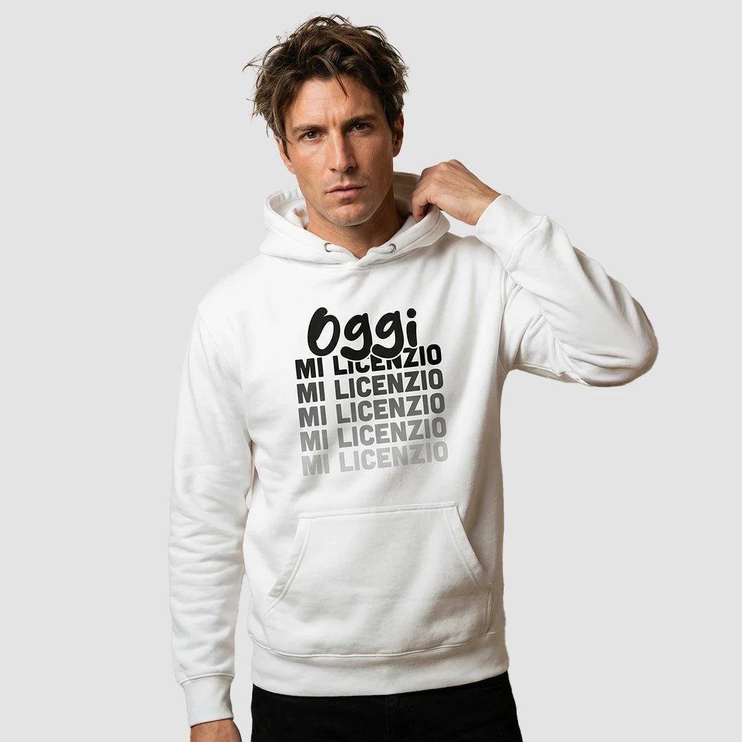 ragazza indossa felpa unisex bianca con cappuccio e scritta nera in italiano oggi mi licenzio - Totally Random®