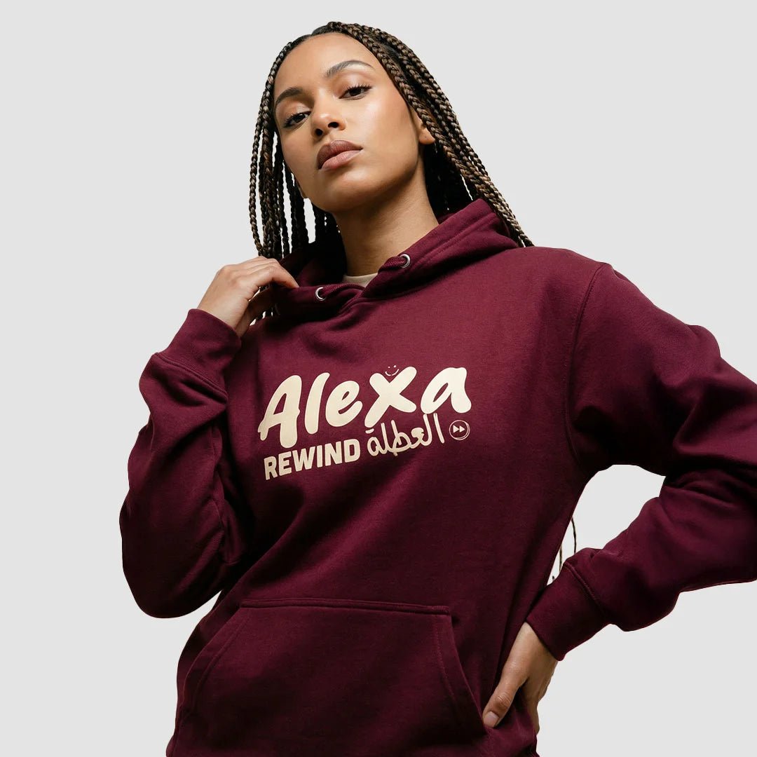 ragazza indossa felpa unisex bordeaux con cappuccio e scritta beige in inglese ed arabo alexa rewind العطلة - Totally Random®