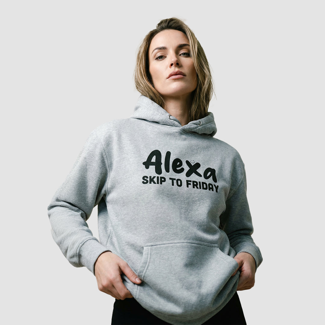 ragazza indossa felpa unisex grigia con cappuccio e scritta nera alexa skip to friday - Totally Random®