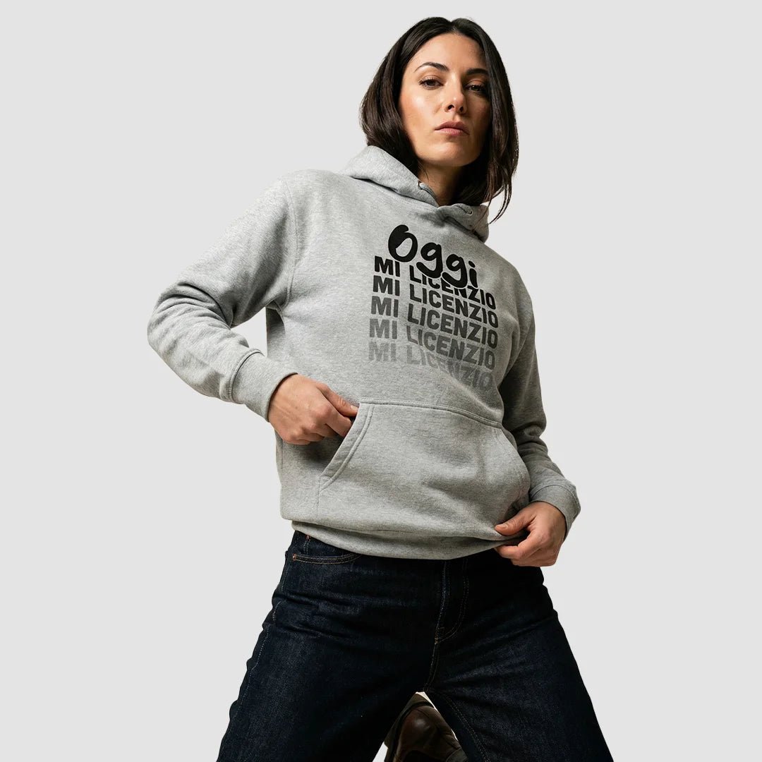 ragazza indossa felpa unisex grigia con cappuccio e scritta nera in italiano oggi mi licenzio - Totally Random®