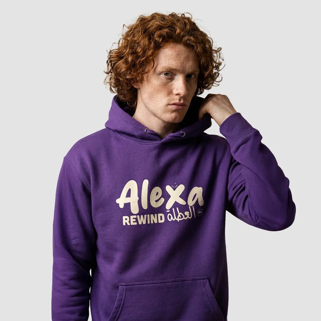 ragazzo indossa felpa unisex viola con cappuccio e scritta beige in inglese ed arabo alexa rewind العطلة - Totally Random®