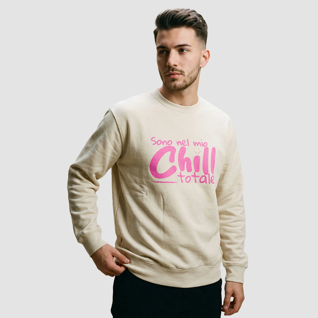 ragazzo indossa felpa unisex girocollo beige con scritta fuscia in italiano sono nel mio chill totale - Totally Random®