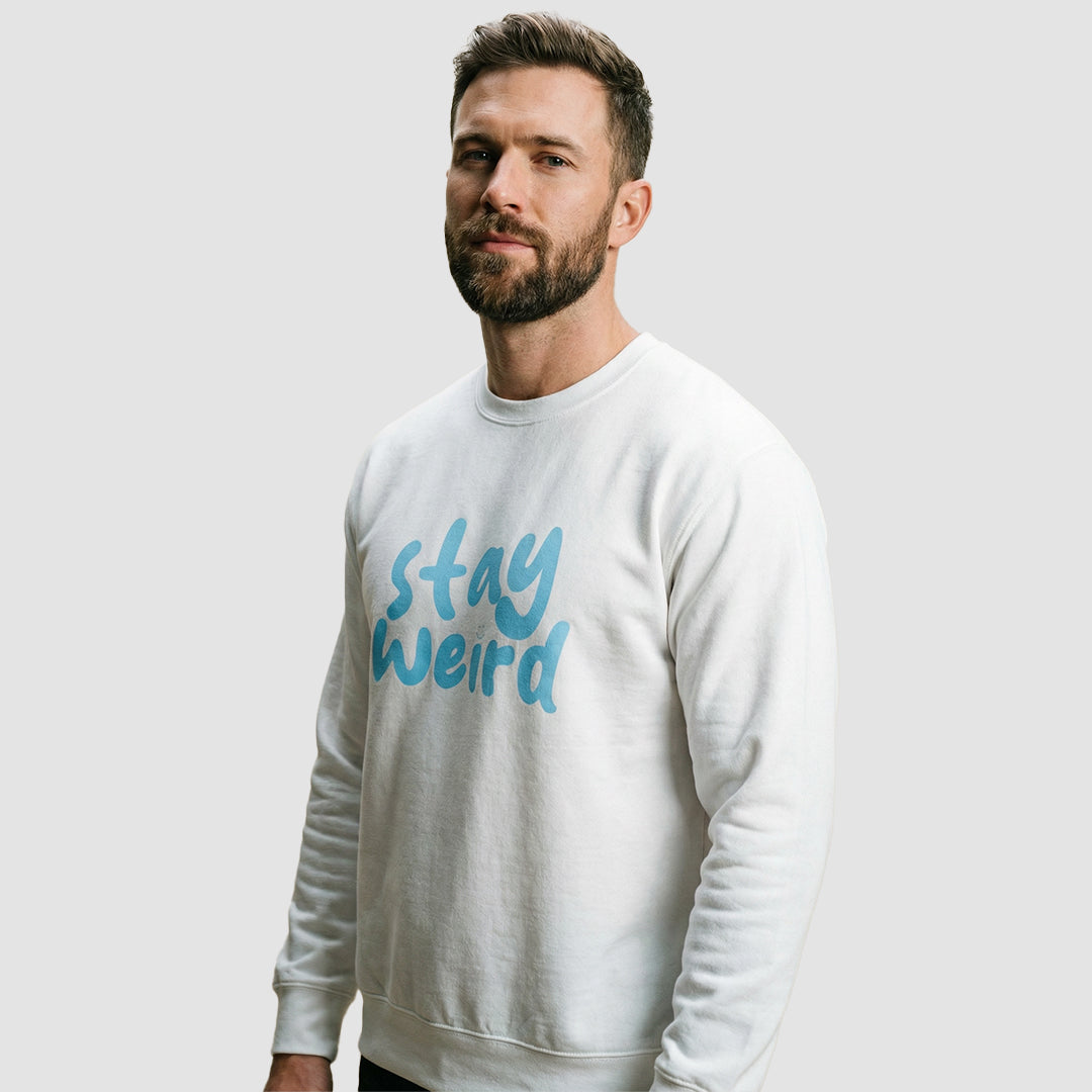 uomo indossa felpa unisex girocollo bianca con scritta azzurra in inglese stay weird - Totally Random®