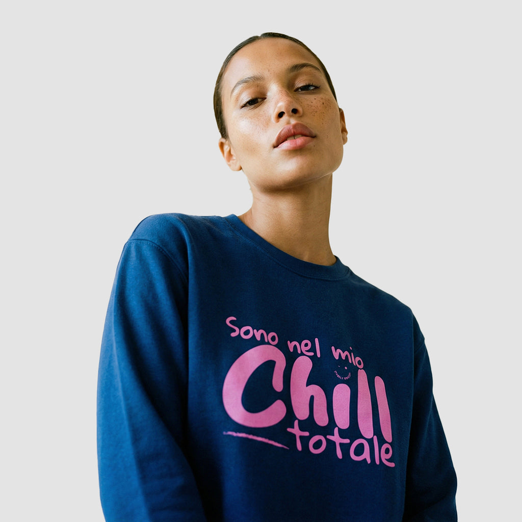 ragazza indossa felpa unisex girocollo blu con scritta fuscia in italiano sono nel mio chill totale - Totally Random®