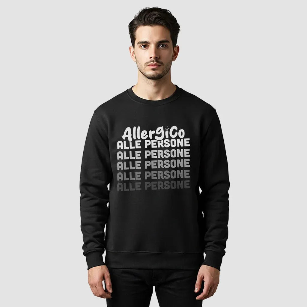 ragazzo indossa felpa unisex girocollo nera con scritta bianca in italiano allergico alle persone - Totally Random®