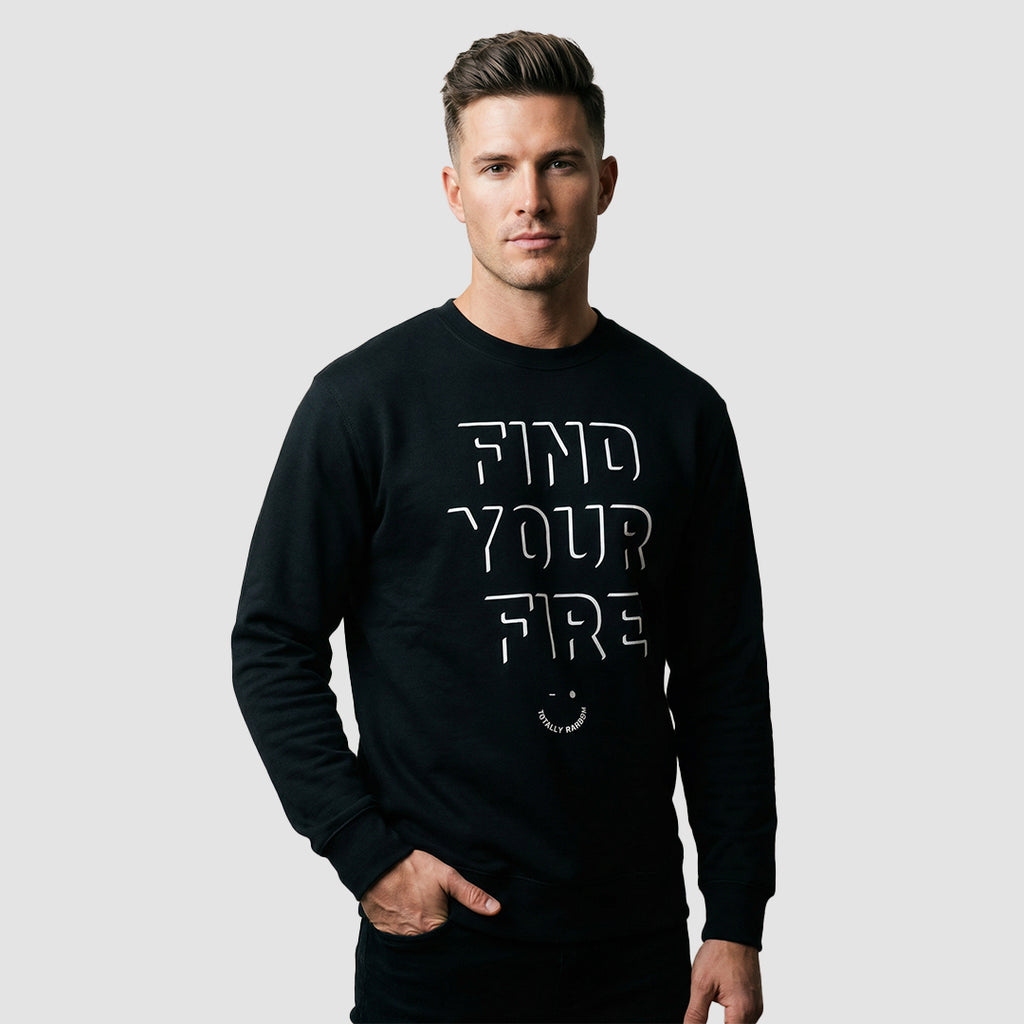 ragazza indossa felpa unisex girocollo nera con scritta bianca in inglese find your fire - Totally Random®