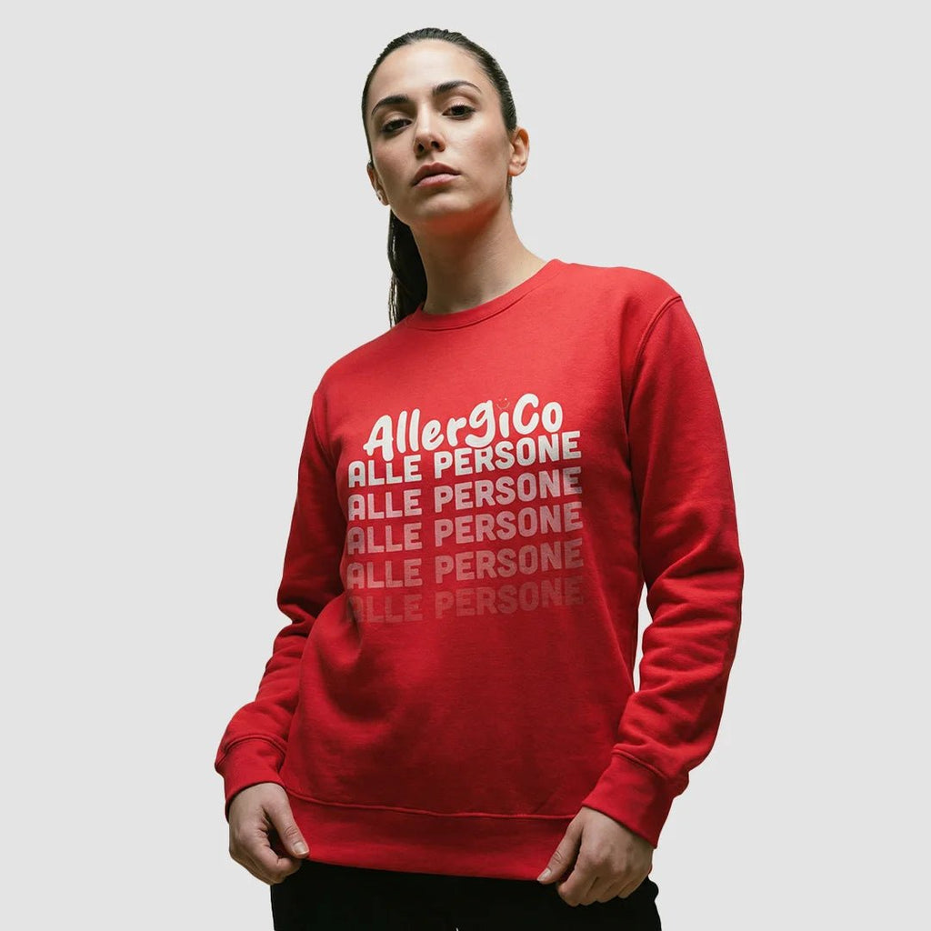 ragazza indossa felpa unisex girocollo rossa con scritta bianca in italiano allergico alle persone - Totally Random®