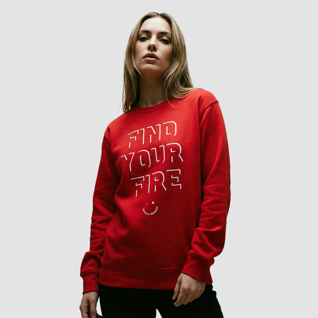 ragazza indossa felpa unisex girocollo rossa con scritta bianca in inglese find your fire - Totally Random®
