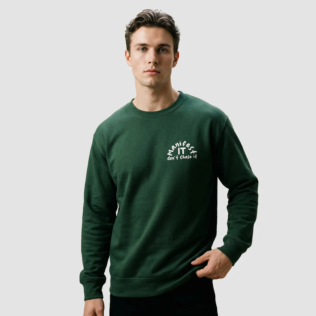 uomo indossa felpa unisex girocollo verde con scritta bianca in inglese manifest it don't chase it - Totally Random®