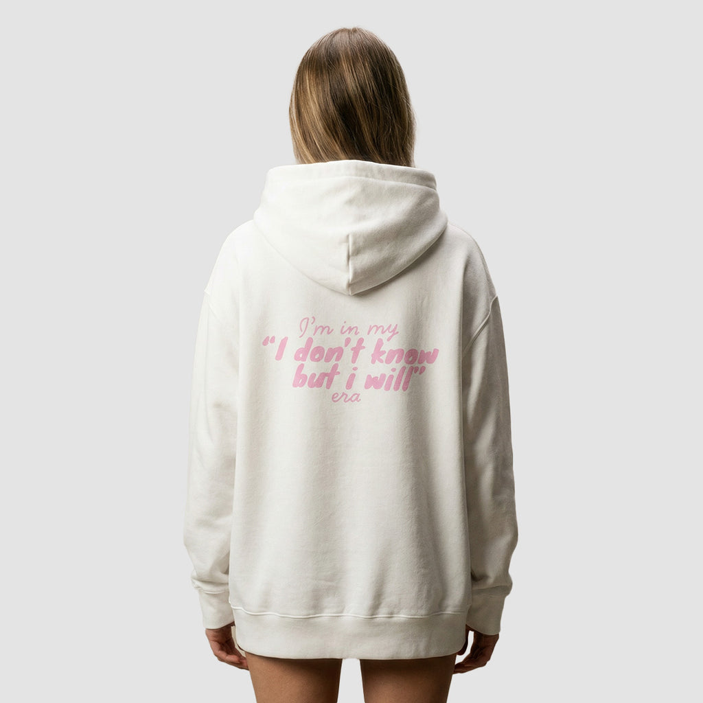 ragazza indossa felpa unisex oversize bianca con scritta rosa in inglese sulla schiena im in my i don't know but i will era - Totally Random®