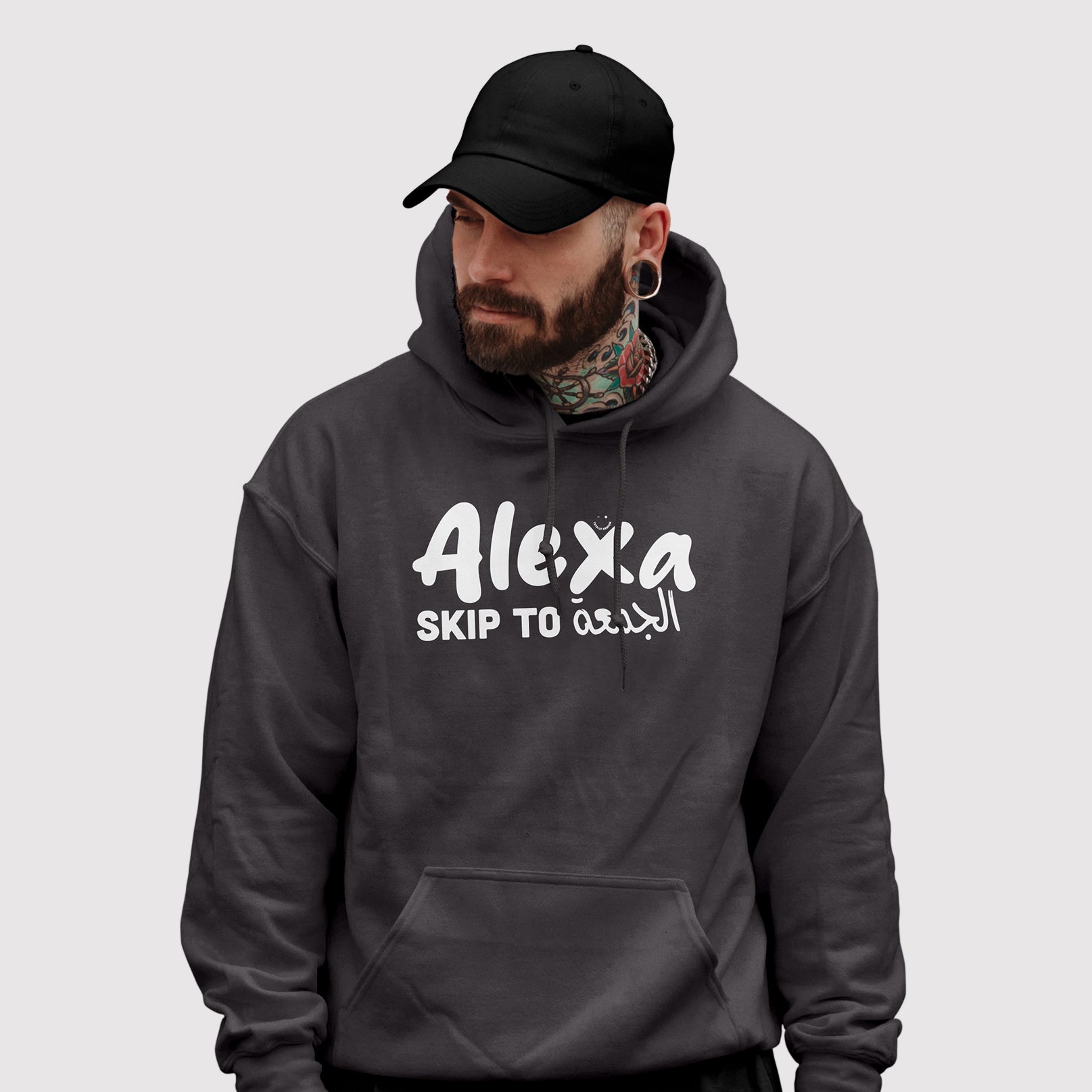 Fronte felpa uomo asphalt in cotone organico con cappuccio e scritta bianca “Alexa skip to الجمعة” Totally Random