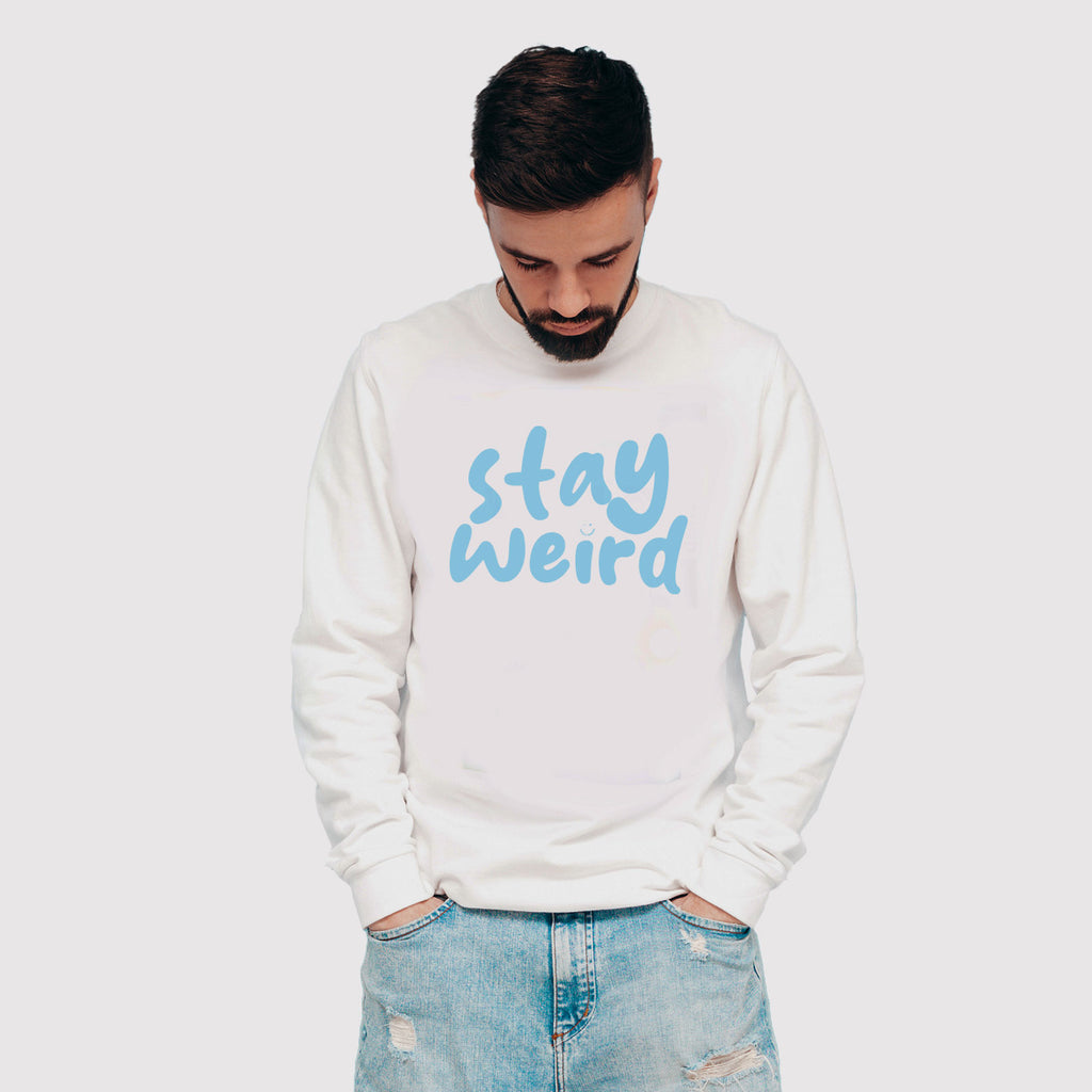 Fronte felpa uomo bianca felpata internamente in cotone organico con girocollo e scritta “Stay weird” Totally Random