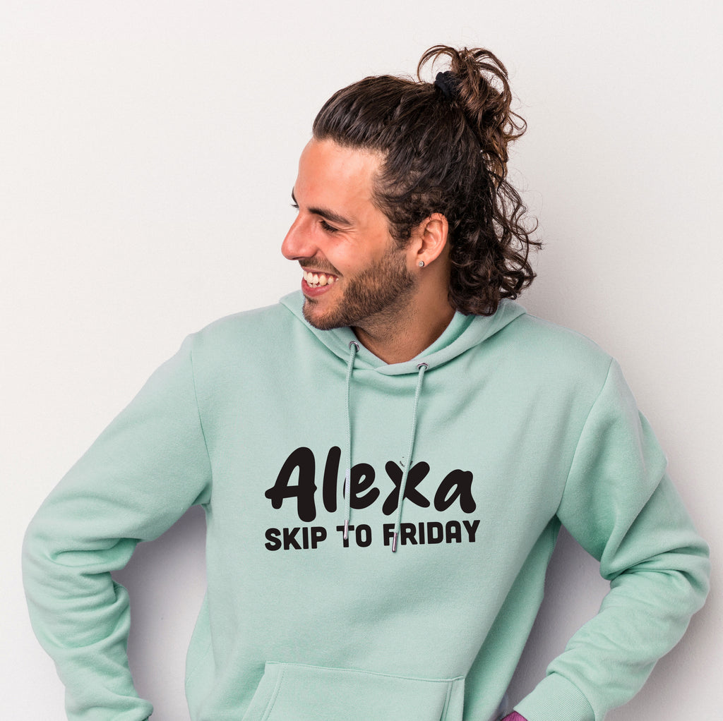 Fronte felpa uomo sage in cotone organico con cappuccio e scritta nera “Alexa skip to Friday” Totally Random
