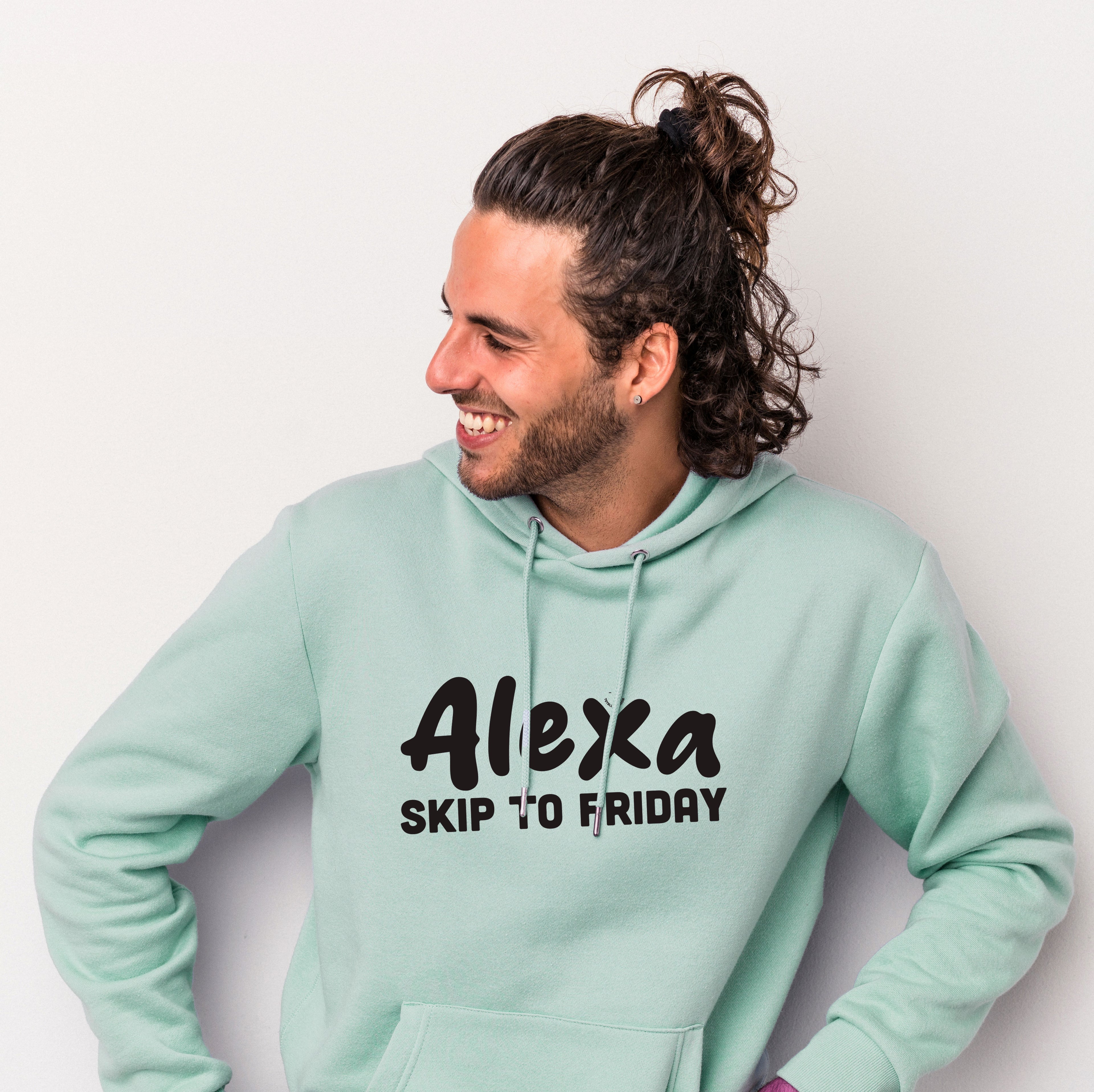 Fronte felpa uomo sage in cotone organico con cappuccio e scritta nera “Alexa skip to Friday” Totally Random