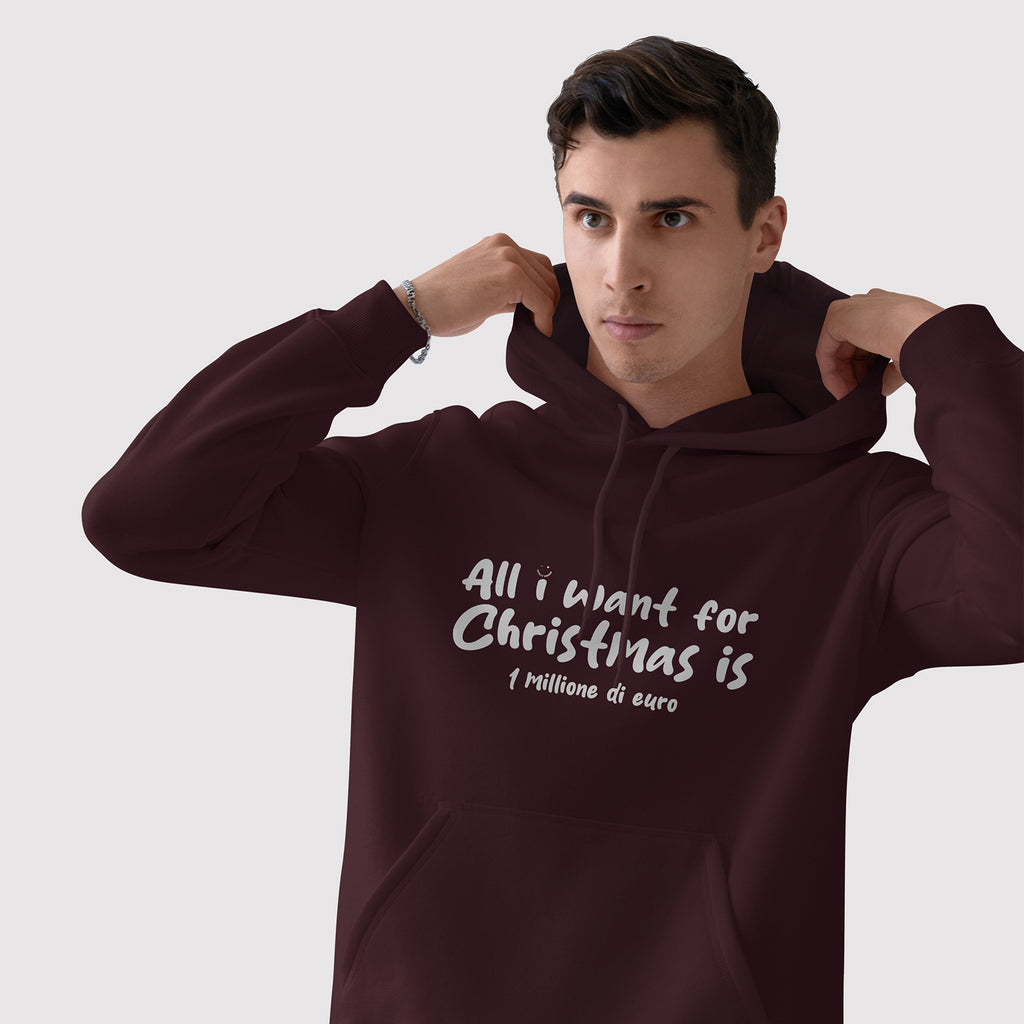 Fronte felpa uomo bordeaux con cappuccio in cotone organico e scritta bianca “All i want for Christmas is 1 milione di Euro” Totally Random