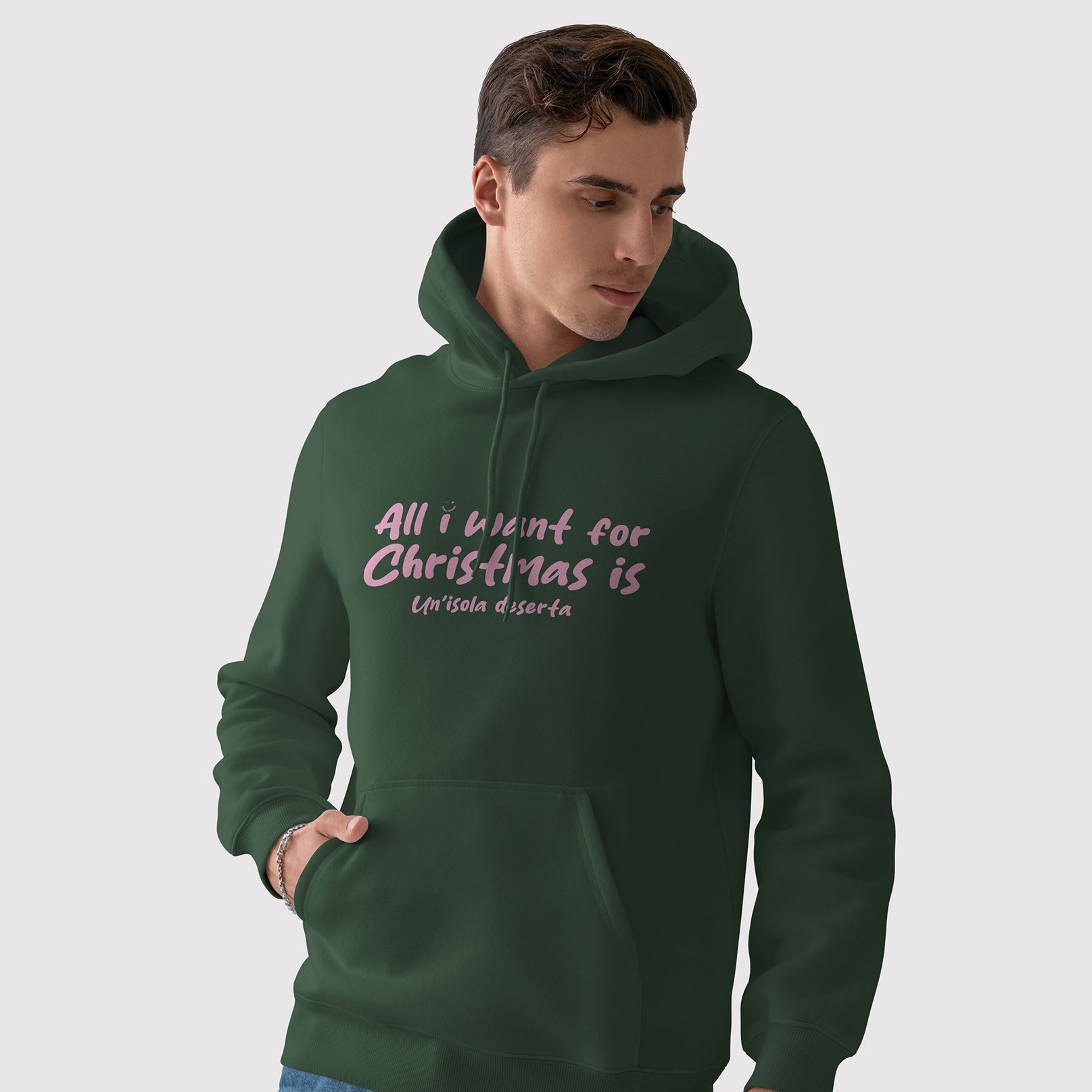 Fronte felpa uomo verde con cappuccio in cotone organico e scritta rosa “All i want for Christmas is Un'isola deserta” Totally Random