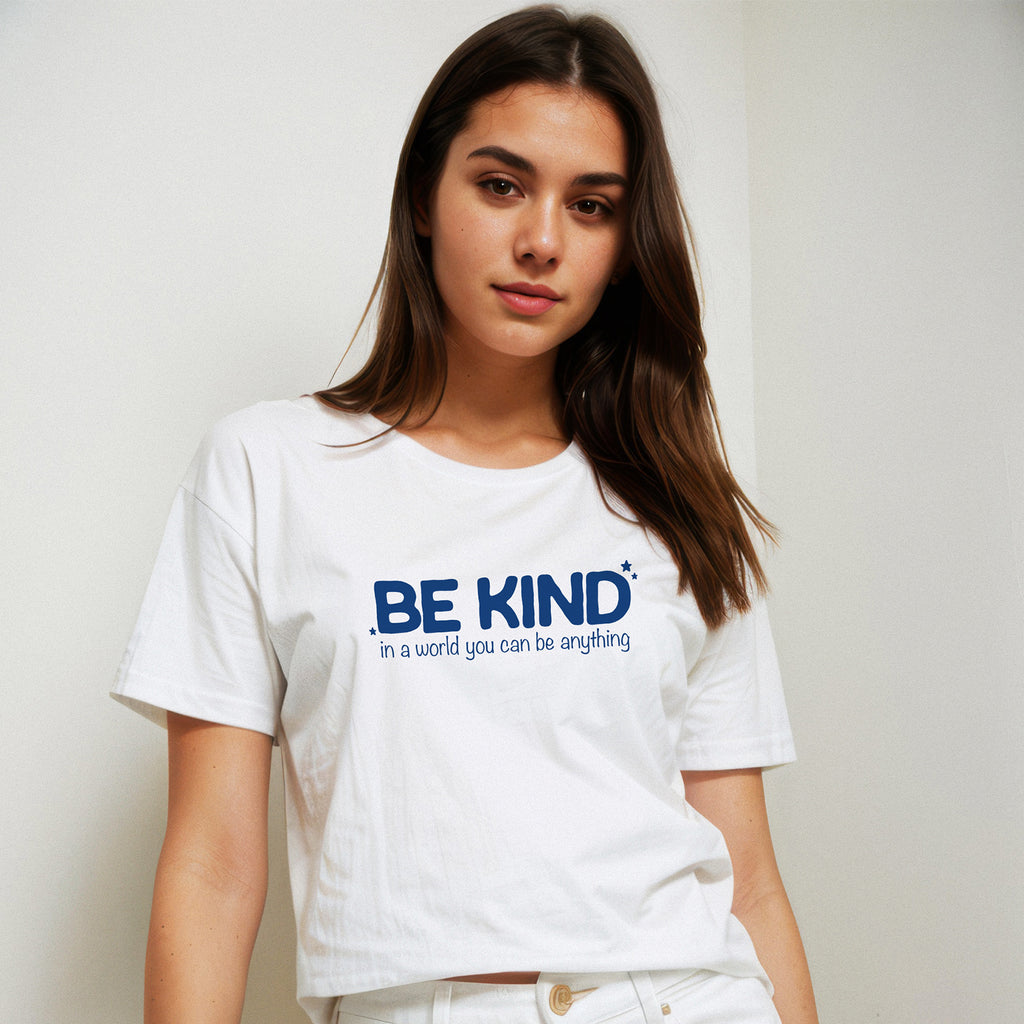 Fronte maglietta donna girocollo bianca in cotone biologico e scritta blu navy “Be Kind in a world you can be anything” Totally Random