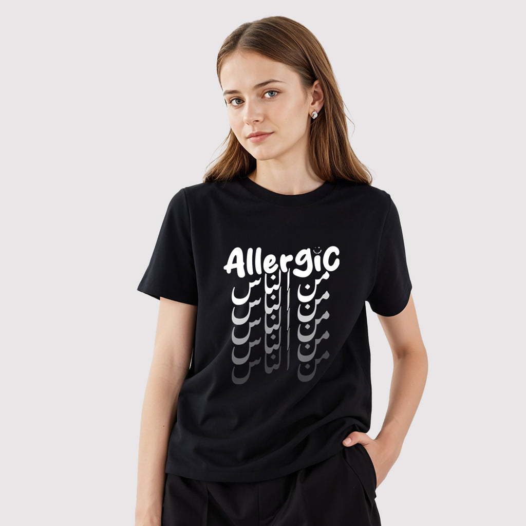 Fronte maglietta donna girocollo nera in cotone biologico e scritta bianca “Allergic من الناس” Totally Random