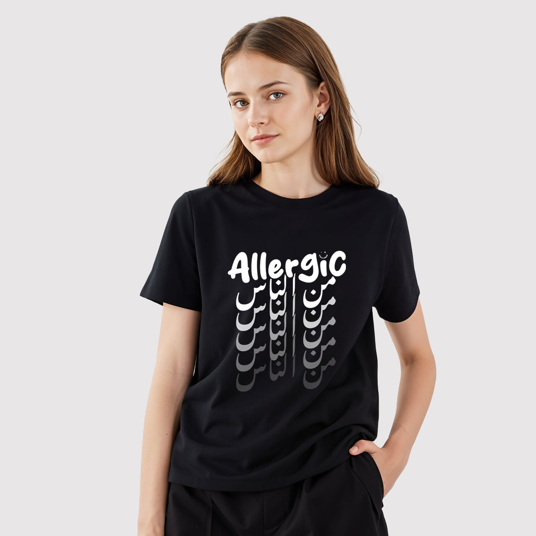 Fronte maglietta donna girocollo nera in cotone biologico e scritta bianca “Allergic من الناس” Totally Random