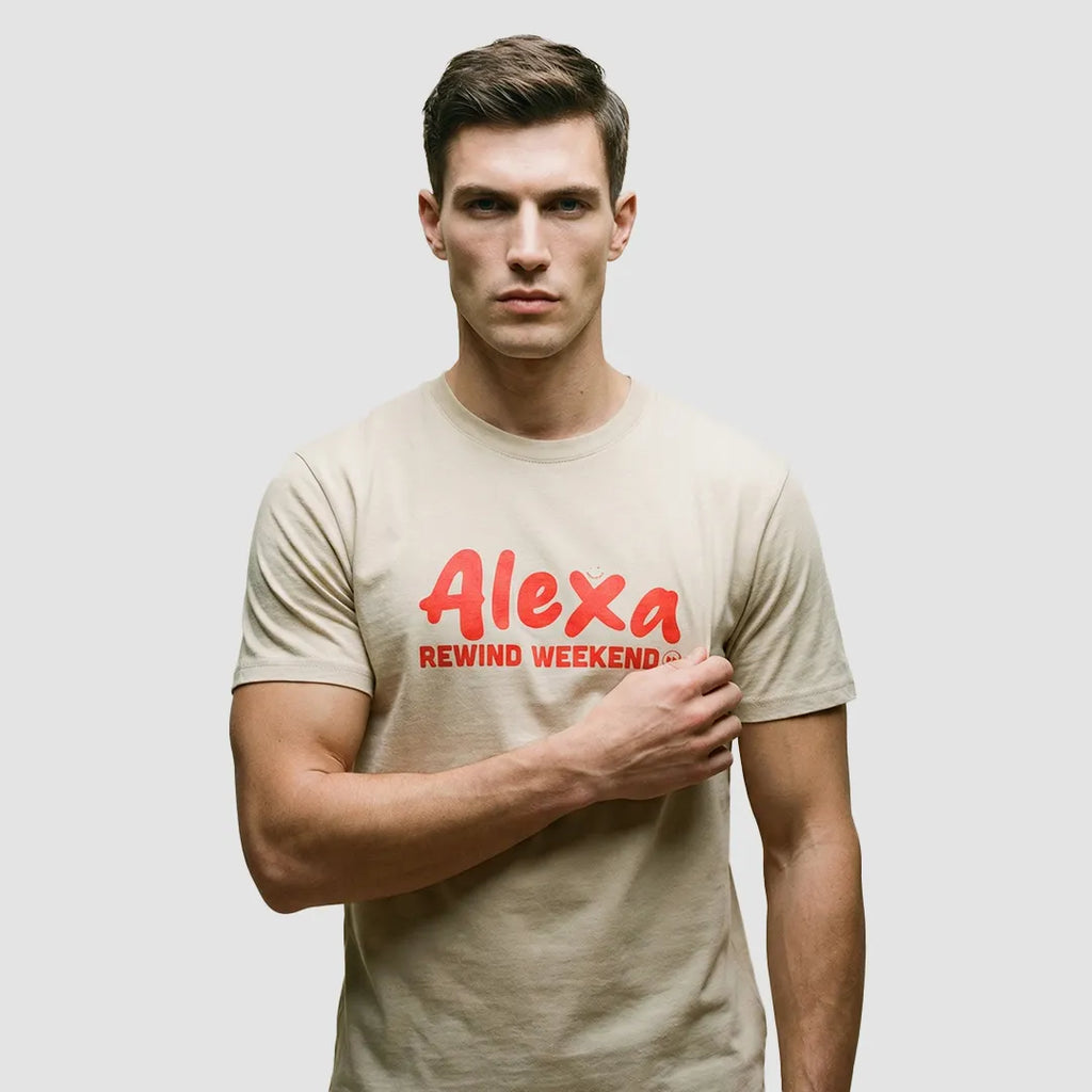 uomo indossa maglietta unisex beige con scritta rossa alexa rewind weekend - Totally Random®
