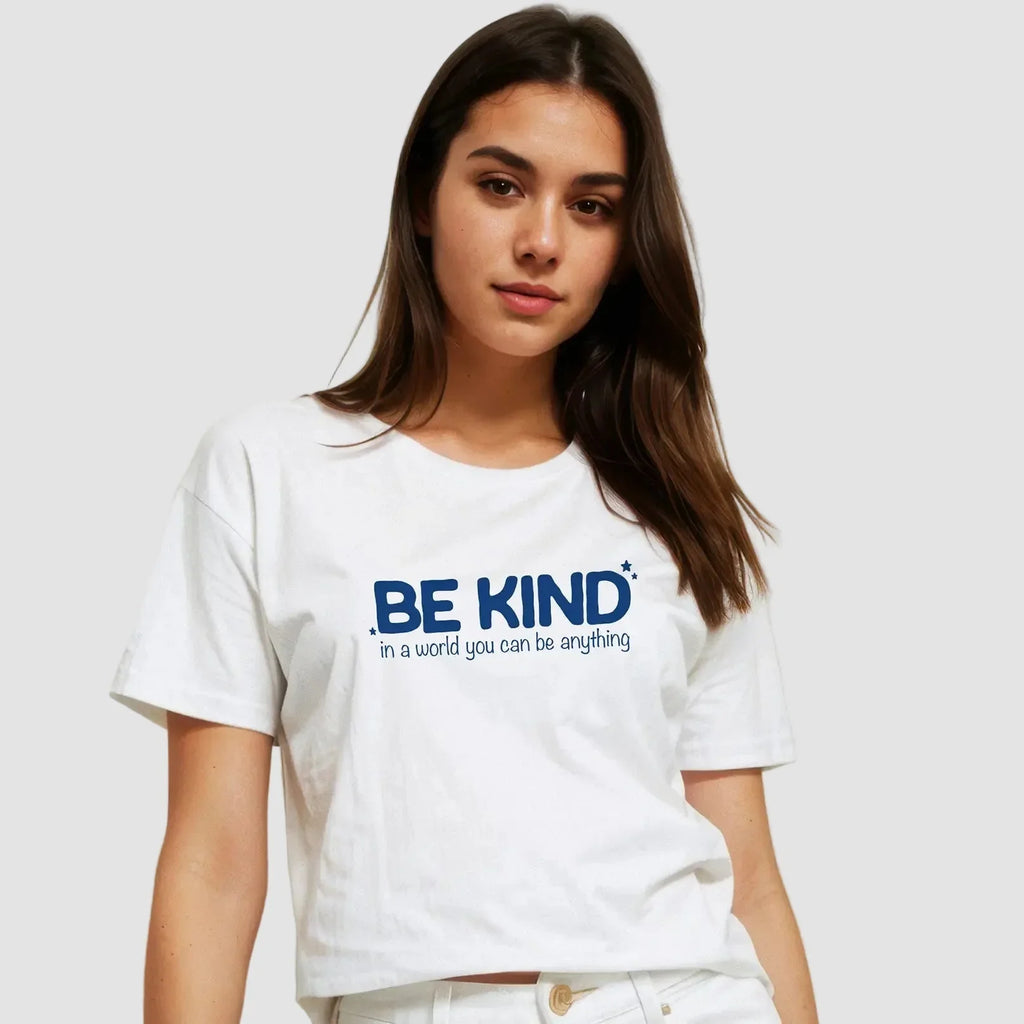 ragazza indossa maglietta unisex bianca con scritta blu be kind in a world you can be anything - Totally Random®