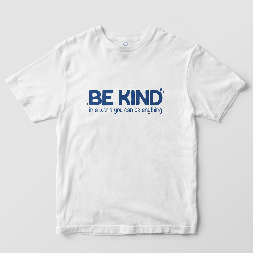 Mockup maglietta unisex girocollo bianca in cotone biologico e scritta blu navy “Be Kind in a world you can be anything” Totally Random