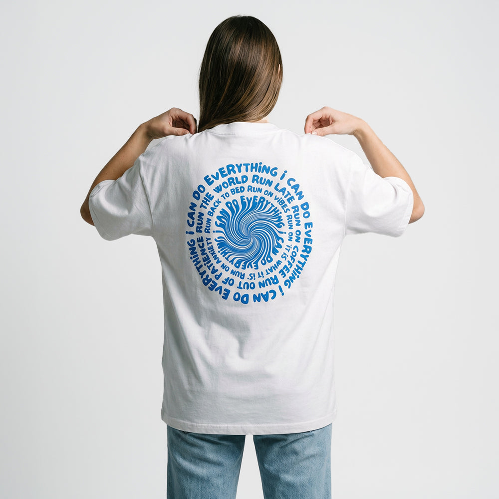 ragazza indossa maglietta unisex bianca con scritta blu sulla schiena i can do everything - Totally Random®