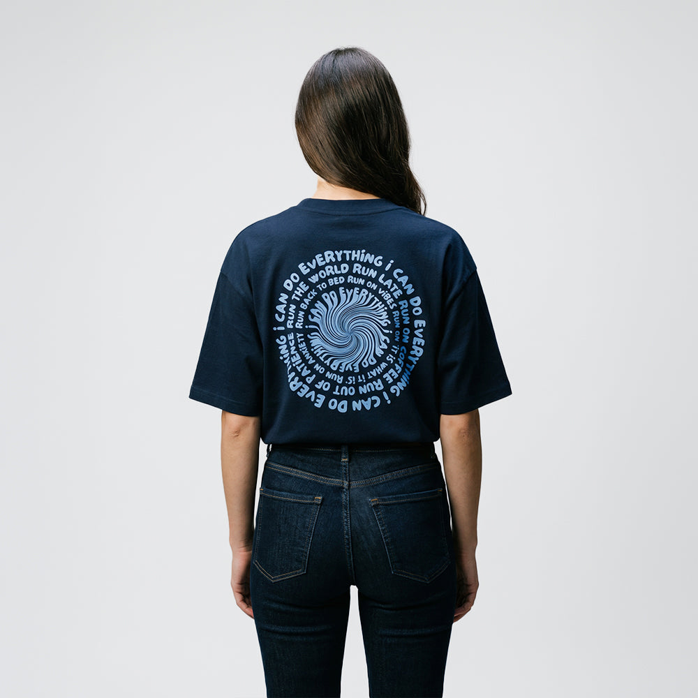 ragazza indossa maglietta unisex blu navy con scritta blu sulla schiena i can do everything - Totally Random®