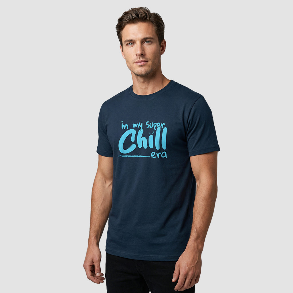 uomo indossa maglietta unisex blu navy con scritta azzurra in my super chill era - Totally Random®