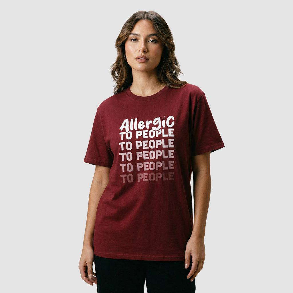 ragazza indossa maglietta unisex bordeaux con scritta bianca allergic to people - Totally Random®