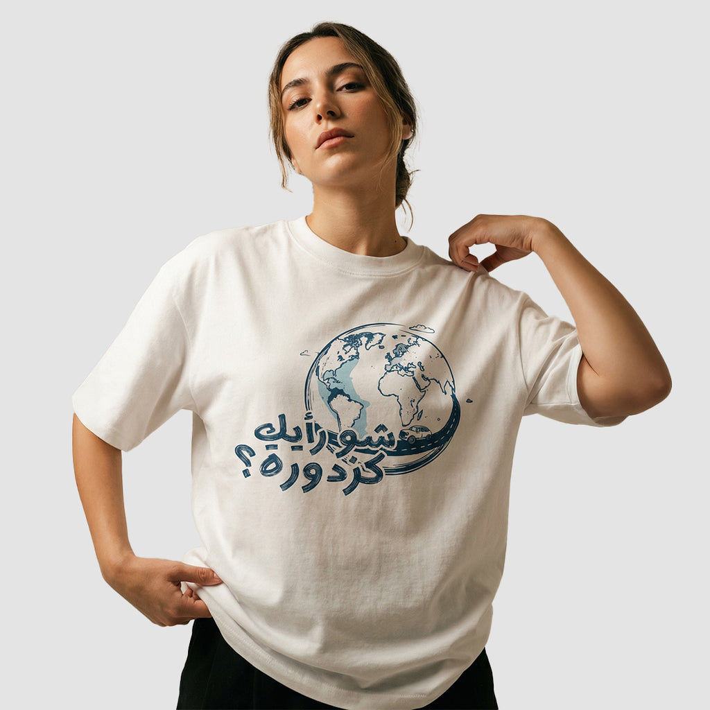 ragazza indossa maglietta unisex girocollo bianca e scritta blu navy in arabo شو رأيك كزدرة con disegno di mappamondo - Totally Random®