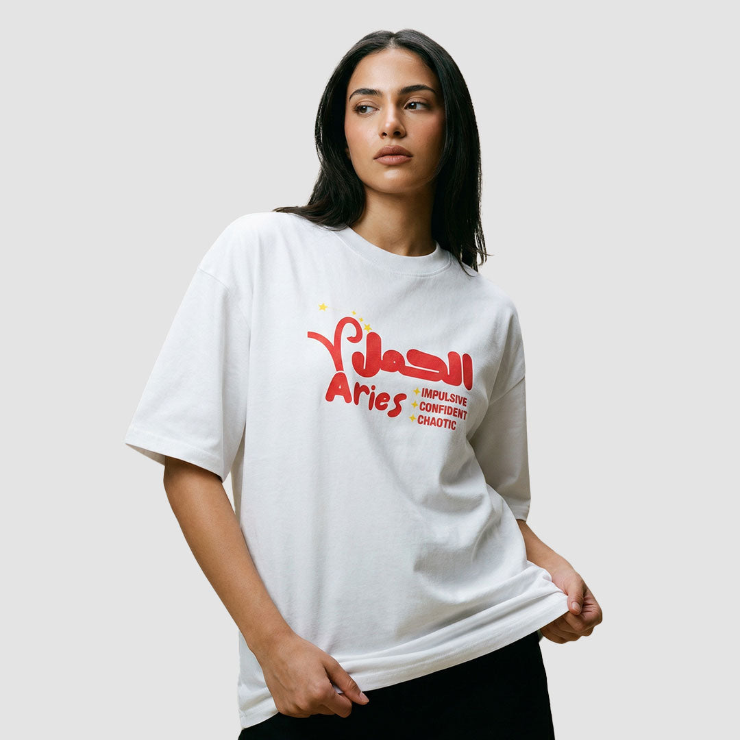 ragazza indossa maglietta unisex oversize bianca con scritta in inglese e arabo oroscopo ariete - Totally Random®