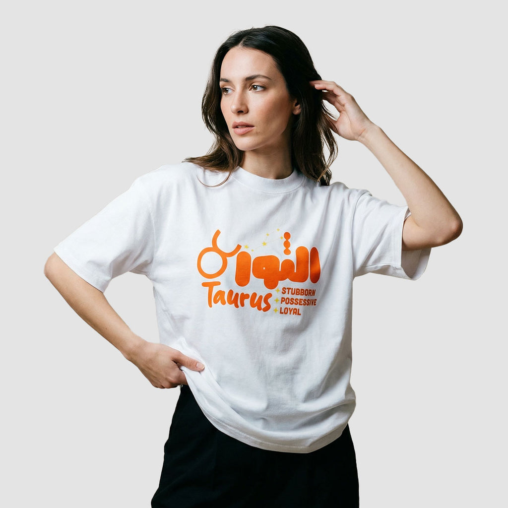 modella indossa maglietta unisex oversize bianca con scritta in inglese e arabo oroscopo toro - Totally Random®