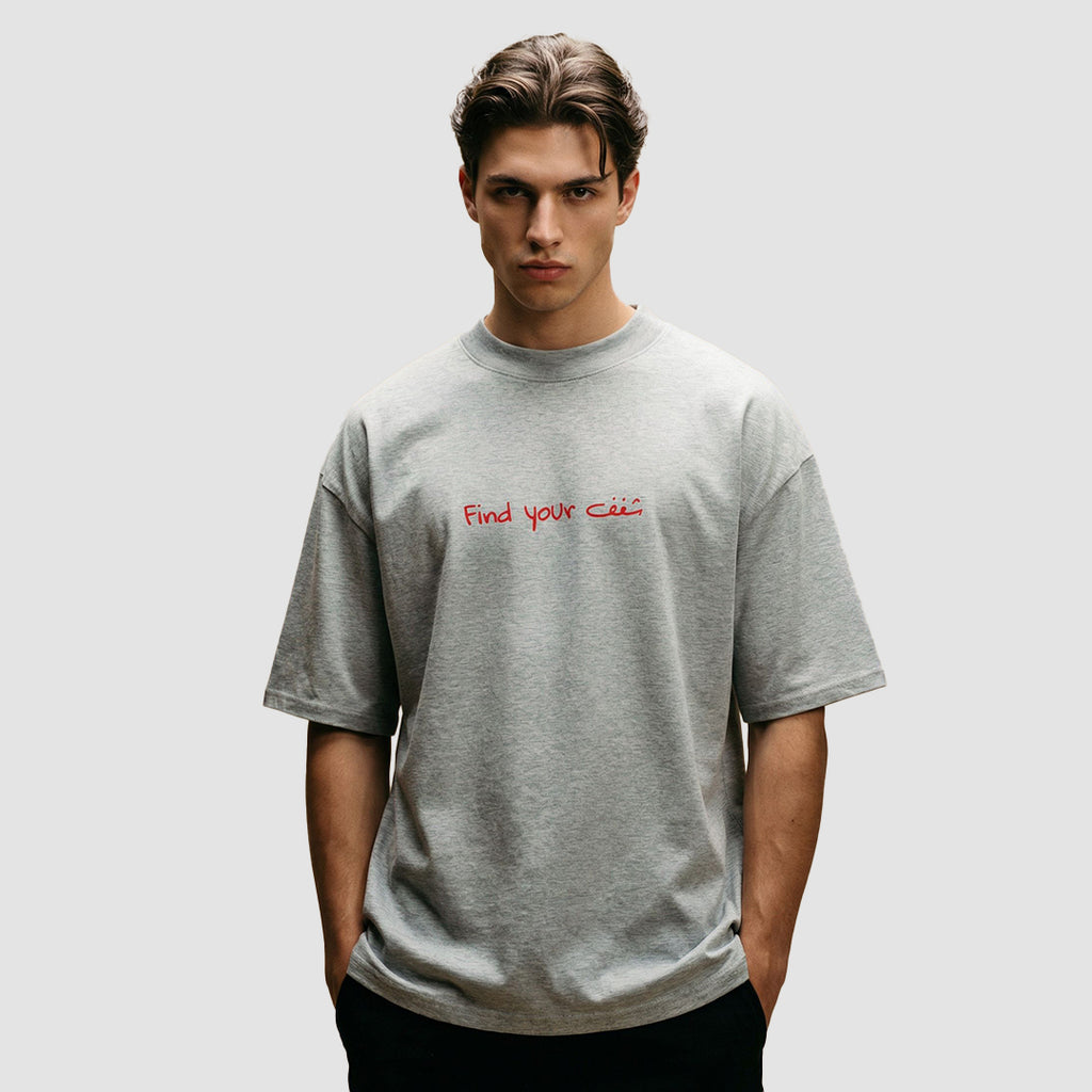 modello indossa maglietta unisex oversize grigia con scritta rossa in inglese e arabo find your passion - Totally Random®