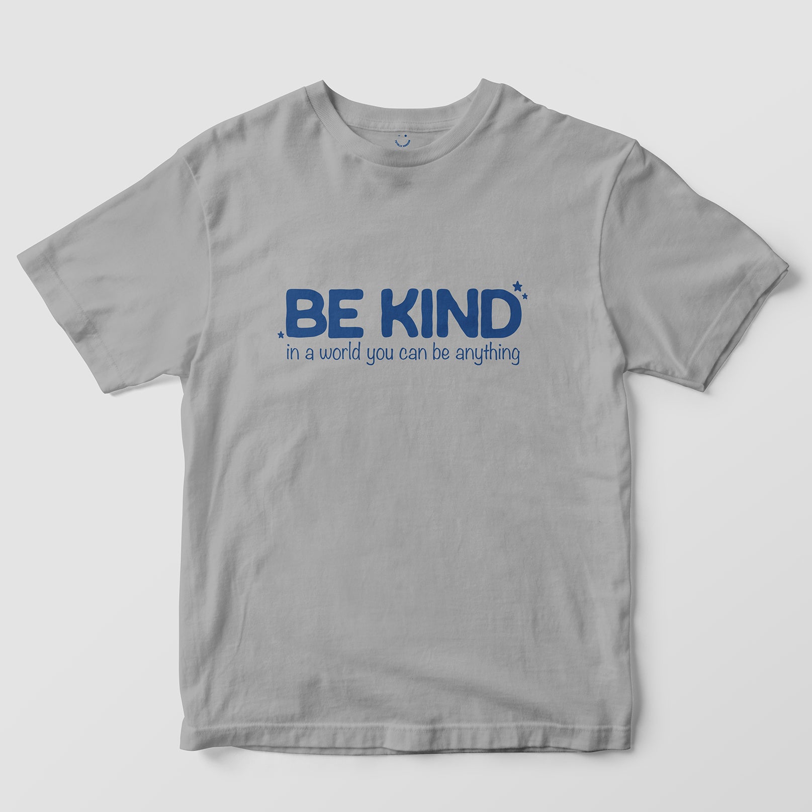 Mockup maglietta unisex girocollo grigia in cotone biologico e scritta blu navy “Be Kind in a world you can be anything” Totally Random