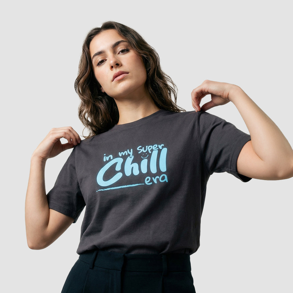 ragazza indossa maglietta unisex grigia scuro con scritta azzurra in my super chill era - Totally Random®